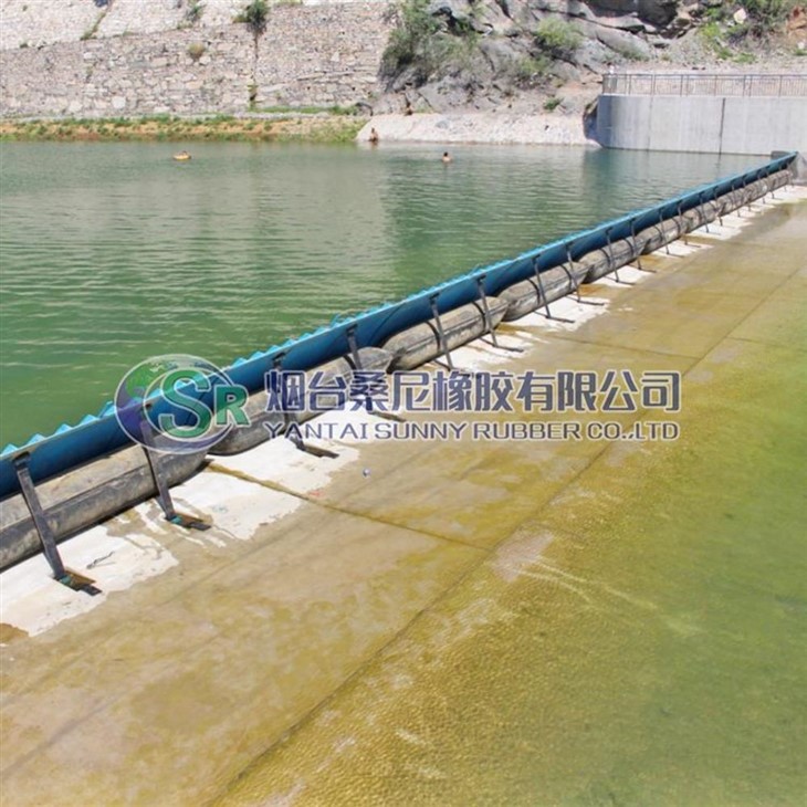 Automātiski saliekami pneimatiskie izplūdes vārti